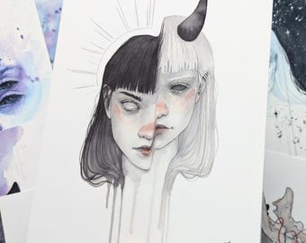 Könnte beinhalten: Aquarellillustration einer gespaltenen Figur, eine Seite schwarzhaarig und die andere weißhaarig mit einem Horn. Das Kunstwerk zeigt einen Heiligenschein und einen tropfenden Farbeffekt. Weitere Kunstwerke sind im Hintergrund zu sehen.