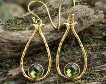 Pendientes colgantes de peridoto chapados en oro de 18 quilates, joyería artesanal con piedras preciosas.