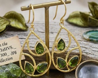 Pendientes colgantes de peridoto chapados en oro de 18 quilates con forma de lágrima.