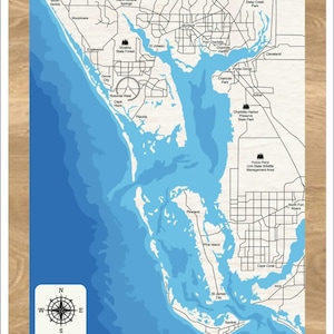 Puede incluir: Un mapa de Charlotte Harbor, Florida, con una combinación de colores azul y blanco. El mapa incluye el texto "Charlotte Harbor" en la parte superior y "Florida" en la parte inferior. Una rosa de los vientos está en la esquina inferior izquierda.
