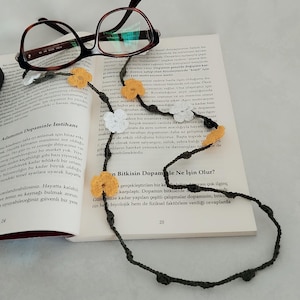 Daisy Glasses Chain, Crochet Eyeglass Chain, Gift for Her, Eyeglass Strap, Eyewear Accessories, Glasses Holder, Flower Jewelry,Birthday Gift
