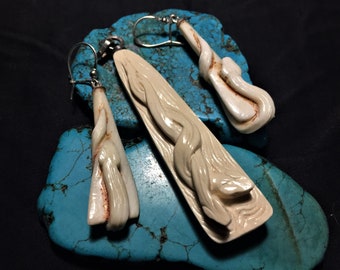 Set of Pendant and Earrings hand carved in recycled bone and of ethical origin with a snake motif (Aspid)