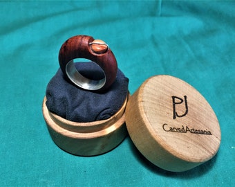 Ring carved by hand, in Goncalo Alves wood, red Jasper and silver core. Variants and sizes on request.