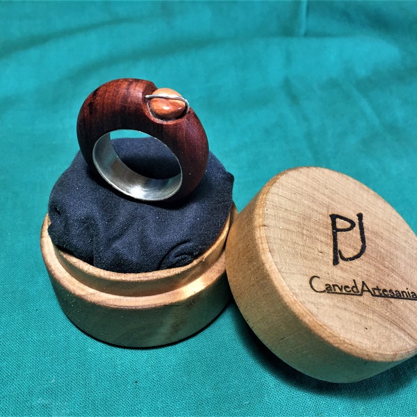 Bague sculptée à la main, en bois Goncalo Alves, Jaspe rouge et âme en argent. Variantes et dimensions sur demande.