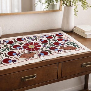 Suzani tafelloper met granaatappel- en konijnmotieven – 94 x 50 cm zijde op katoen, 3,1 x 1,6 ft