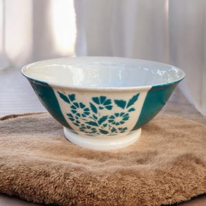 Vintage Uzbek Porcelain Bowl: Hand-Painted Floral Decor (17cm)