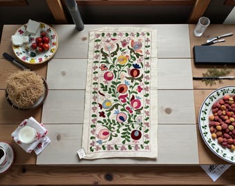 スザニ テーブルランナー（小） – 3.0 x 1.6フィート、手刺繍の