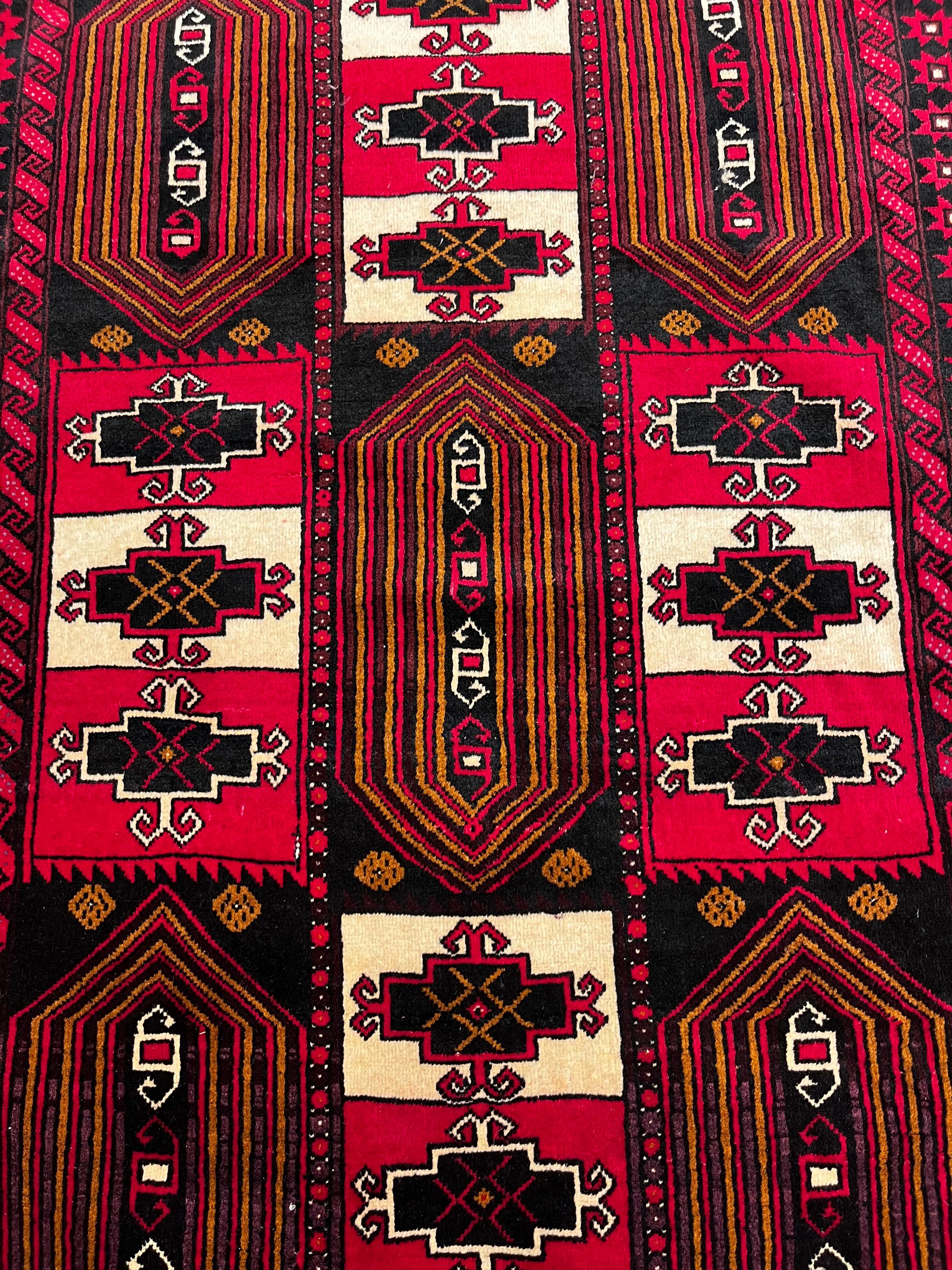 ヴィンテージ ベルック ラグ：手織りウール刺繍カーペット（215 x 124