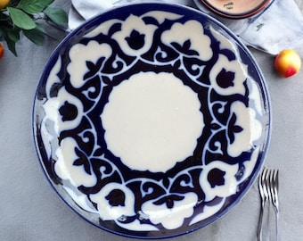 Plato de cerámica uzbeka pintado a mano: arte decorativo para la pared
