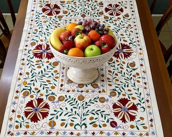 花のつるモチーフの手刺繍スザニ織物 - シルク地にコットン、6.6 x 4.8