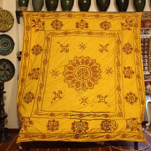 Gelbe Wandbehang Suzani Abdeckung, 228 x 215 cm, usbekische Handstickerei Suzani, Tischdecke, handgemachtes besticktes Vintages Textil aus Usbekistan