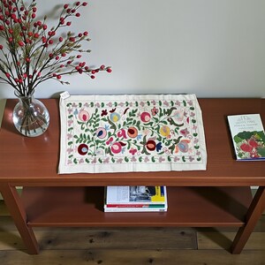 Kleine Suzani-tafelloper –3,0 x 1,6 ft, handgeborduurd Oezbeeks Suzani, bloemmotieven
