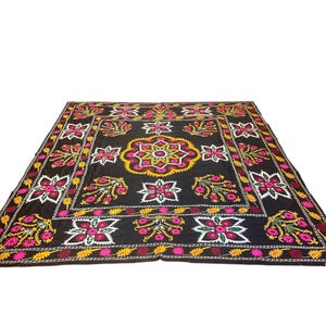 243 x 223 cm Quadrat Schwarz Rosa Suzani Seide Textil, antike usbekische handgestickte Suzani Bettdecke, Esstischdecken, Wanddekor Kunst.