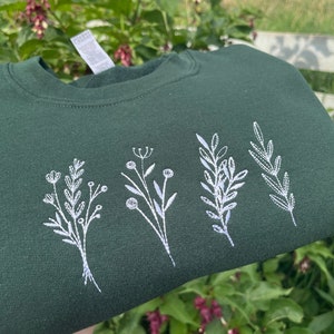 Sudadera bordada con flores silvestres botánicas