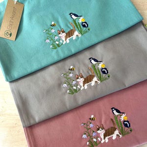Frühlingskatze Wildblumenwiese bestickte Einkaufstasche | Bio-Baumwolle
