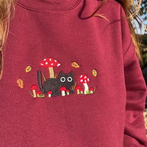 きのこ猫｜かわいい秋の刺繍スウェットシャツ｜猫好きへのギフト