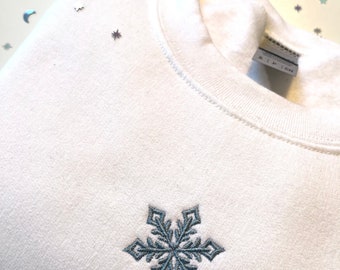 Felpa ricamata con fiocco di neve