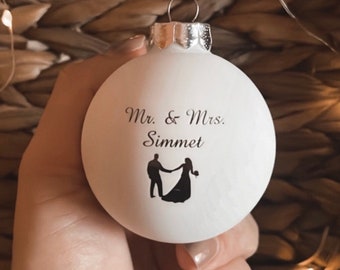 Weihnachtskugel Mr & Mrs | personalisiert | Lasergravur | Christbaumschmuck zur Hochzeit | Weihnachtsgeschenk Ehepaar| 6 cm aus Glas