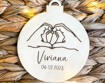 Colgante árbol de Navidad I bola de Navidad I regalo I nacimiento I pies de bebé I manos padres corazón Navidad I personalizado I hecho de madera