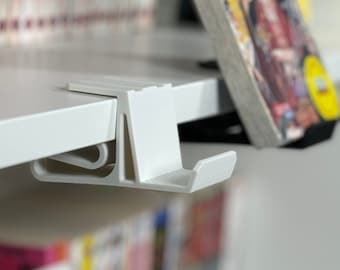 Manga Display zum Anklemmen am Regal | MG Shelf Clamp | Klemmbereich 15 - 20mm Regaldicke