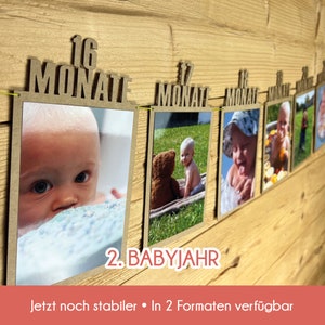 Könnte beinhalten: Ein Holz-Fotobanner mit den Worten "16 Monate" bis "20 Monate" und dem Text "2. Babyjahr". Der Banner zeigt Fotos eines Babys in verschiedenen Entwicklungsstadien.