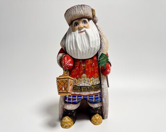 Handgesneden houten kerstmanbeeldje, houtsnijwerk Vadertje Vorst, Oekraïens kerstdecor 23 cm