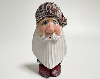 Handgesneden houten kerstmanbeeldje, houtsnijwerk Vadertje Vorst, Oekraïens kerstdecor (11 cm)