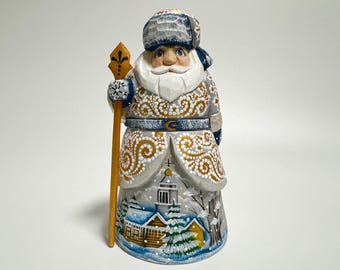 ロシアのジェド・マロースの木彫りサンタの置物 高さ31 cm / 12.2