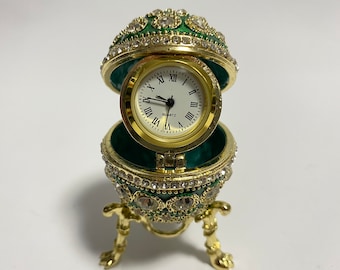 Decoratieve Faberge eierklok in doos, geëmailleerde metalen doos met Swarovski-kristallen 7 cm