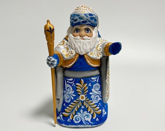 手彫りの木製サンタクロース、ウクライナの民芸品、クリスマスの装飾