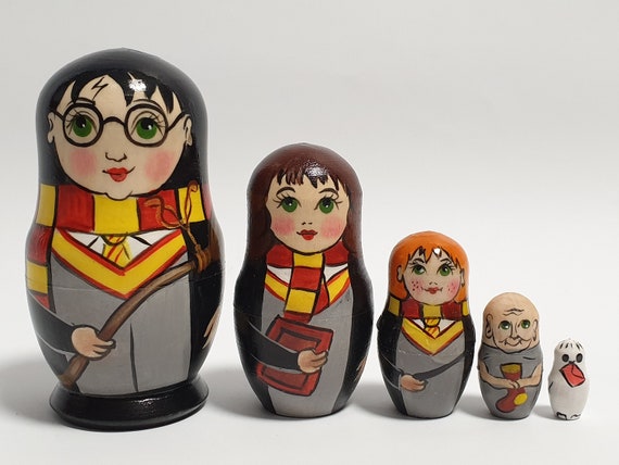 Trois Poupées De Nidification Russes Matryoshka Isolées Sur Le Fond Blanc Gm1256692591 368046477