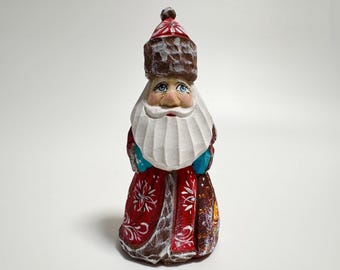 Handgesneden houten kerstmanbeeldje, houtsnijwerk Vadertje Vorst, Oekraïens kerstdecor (11 cm)