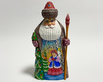 手彫りの木製サンタクロース、ウクライナの民芸品、クリスマスの装飾