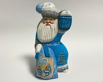 Handgesneden houten kerstmanbeeldje, houtsnijwerk sculptuur, Oekraïens kerstdecor 23 cm