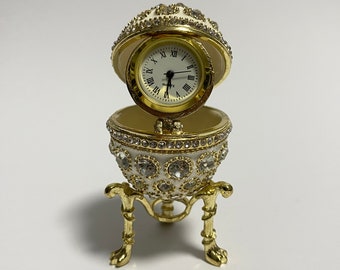Decoratieve Faberge eierklok in doos, geëmailleerde metalen doos met Swarovski-kristallen 7 cm