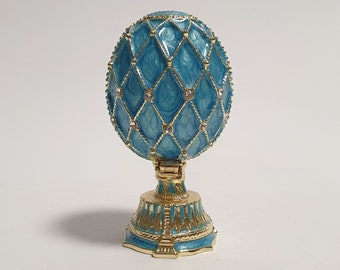 Faberge-ei met kerkmodel Swarovski-kristallen Sint-Petersburg Schat geëmailleerd ei 2,6 inch (6,5 cm)