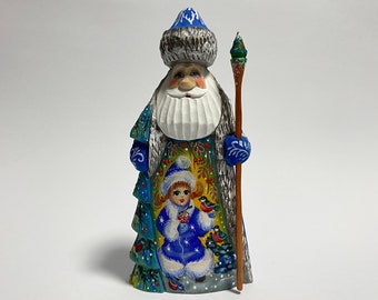 ロシアのジェド・マロースの木彫りサンタの置物 高さ18 cm / 7.2