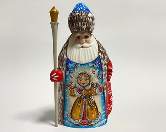 ロシアのジェド・マロースの木彫りサンタの置物 高さ31 cm / 12.2
