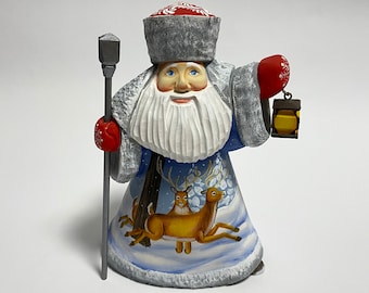 Oekraïense kerstmanbeeldje, handgesneden houten kerstmanfiguur, houtsnijwerk sculptuur hertenkunst 7 inch (18 cm)