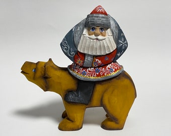 Handgesneden kerstman op grizzlybeer, houten kerstmanbeeldje, houtsnijkunst, Oekraïens kerstdecor (19 cm)