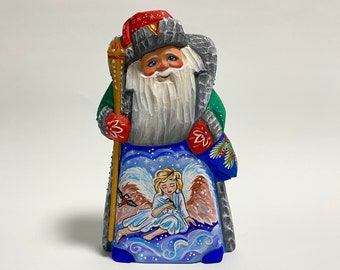 Handgesneden houten kerstmanbeeldje, houtsnijkunst, Oekraïens kerstdecor (19 cm)