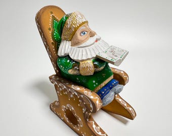 Handgesneden kerstman op schommelstoel, houten beeldje kerstman, houtsnijwerk Vadertje Vorst, Oekraïens kerstdecor 15 cm (6 inch)