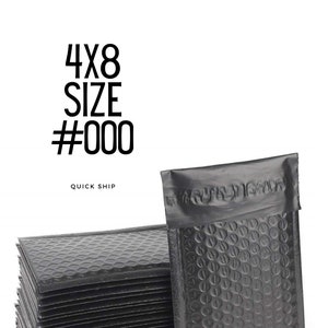 Könnte beinhalten: Schwarze Luftpolstertaschen, gestapelt und eine einzelne Tasche. Die Oberfläche ist strukturiert. Der Text auf dem Bild lautet "4X8 SIZE #000 QUICK SHIP". Ungefähr 10 cm x 20 cm groß.