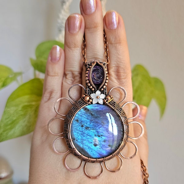 Fil de cuivre fait à la main enveloppé de labradorite violette naturelle, de nacre et de pendentif et de chaîne de fleurs d'améthyste / Bijoux floraux Boho