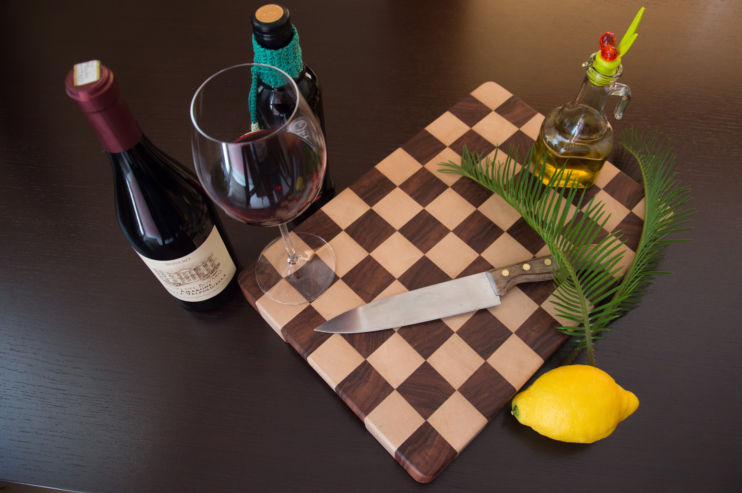 Tagliere in legno a scacchi con cassetto e barra magnetica o nostri  coltelli - I taglieri di Roberto