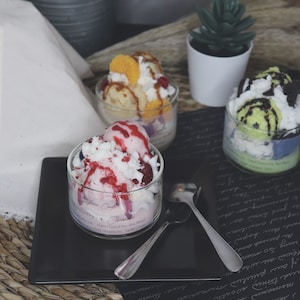 lce Cream Sundae Candle-Strawberry Cheesecake Scent Candle-Dessert Candle-Soy Wax Blend Candle-Gift For Her-Scented Candle-Home Decor