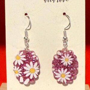 Oval shape scallop pink glitter with white daisy light weight acrylic dangle earrings
