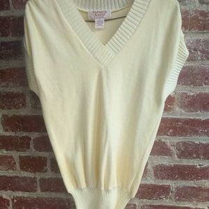 Velour for the summer. A shimmery, soft summer shirt in a pastel yellow.