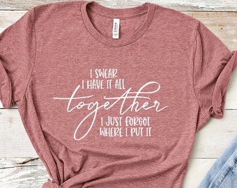 Op de afbeelding: Een maronkleurig T-shirt met de tekst "I swear I have it all together I just forgot where I put it" in wit.