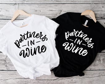 Camiseta "Socios en el Vino", Camiseta de Vino, Camiseta de Pareja, Camiseta Divertida de Vino, Camiseta para Amantes del Vino, Camiseta de Cata de Vinos, Regalo para Amantes del Vino, Camiseta de Navidad